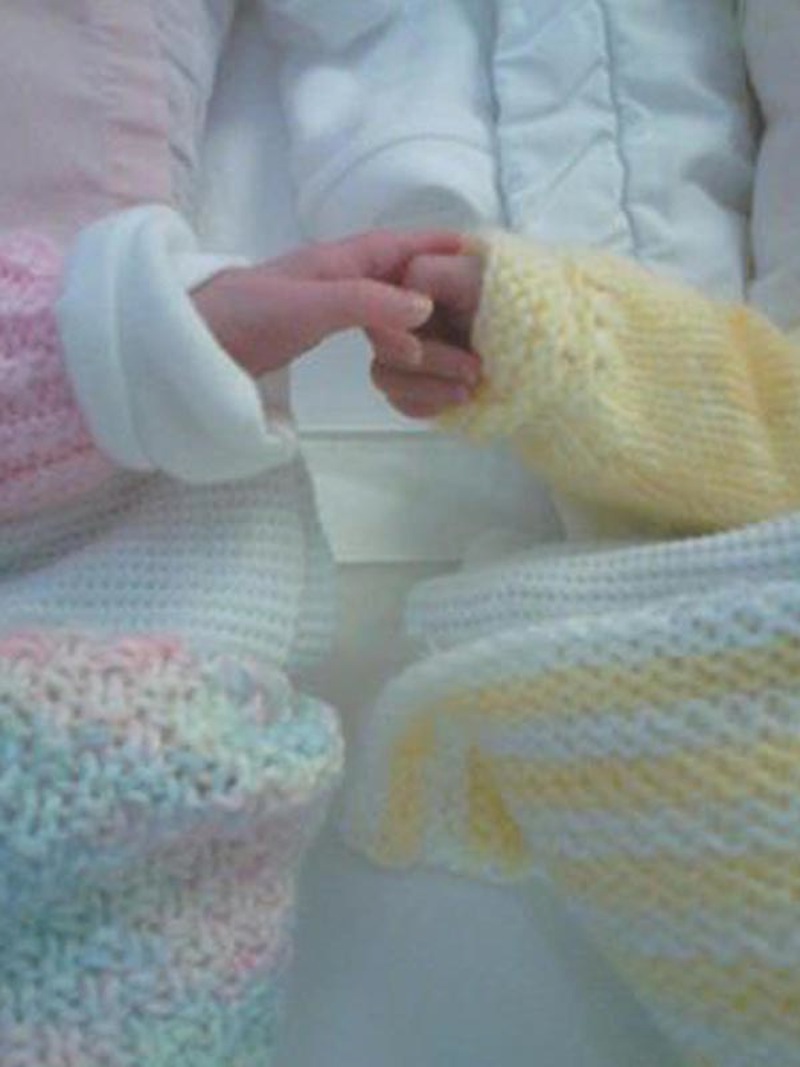 PAY-Hand-in-hand-at-seven-weeks-the-twins-fighting-for-life-Heartwarming-moment-premature-baby-girls-cling-to-each-1.jpg