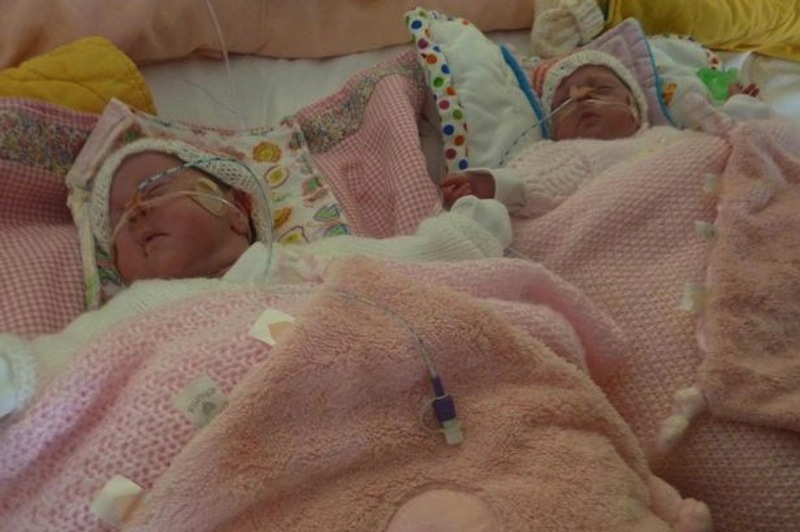 PAY-Hand-in-hand-at-seven-weeks-the-twins-fighting-for-life-Heartwarming-moment-premature-baby-girls-cling-to-each.jpg