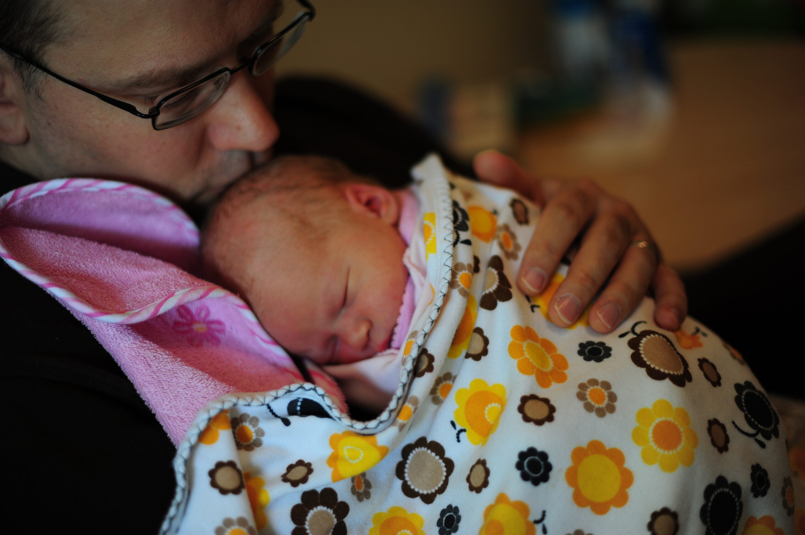 Paternal_bonding_between_father_and_newborn_daughter.jpg