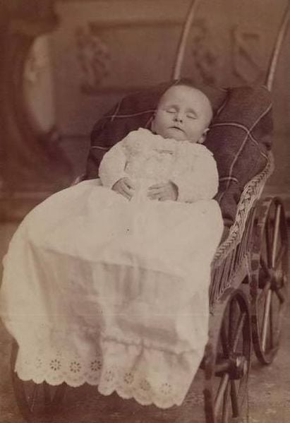 Post_mortem_image_baby_cabinet_card_c.1885_courtesy_Fawn_Weir.jpg Post_mortem_image_baby_cabinet_card_c.1885_courtesy_Fawn_Weir.jpg
