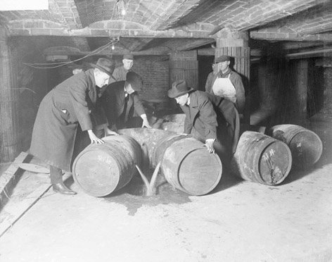 Prohibition_agents_destroying_barrels_of_alcohol_United_States_prohibition_era.jpg