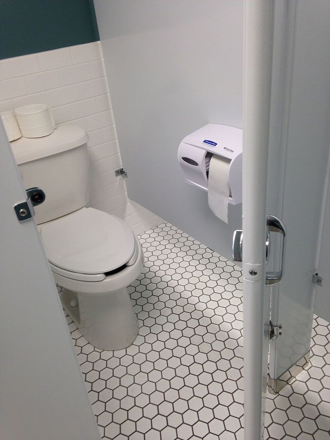 Public_bathroom_toilet.jpg Public_bathroom_toilet.jpg