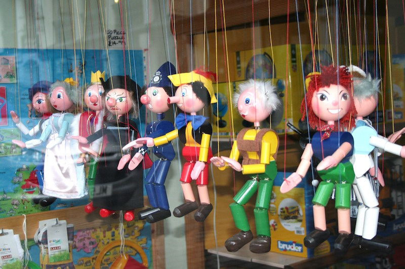 Puppets_in_a_shop_window-27July2010.jpg