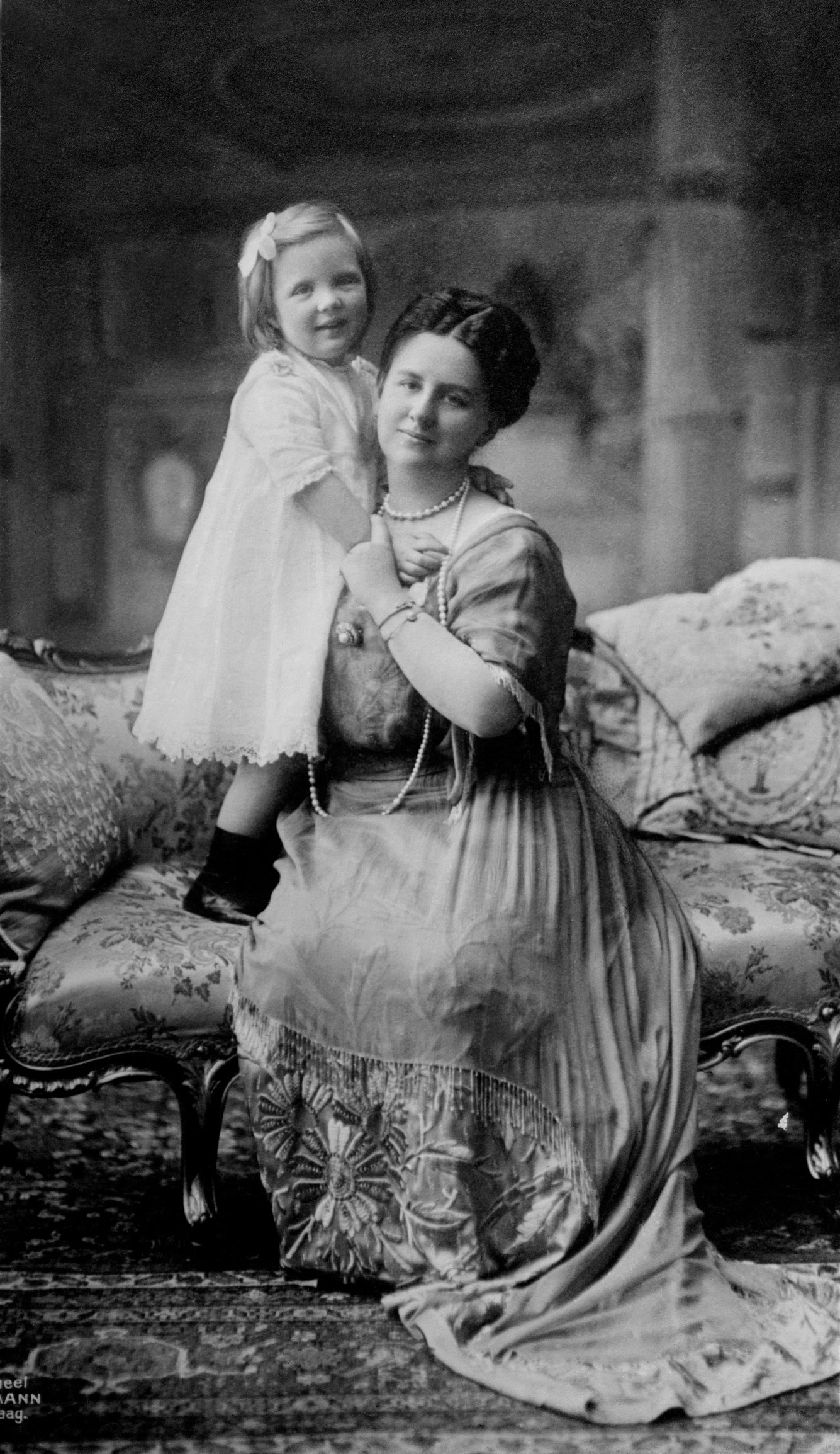 Queen_Wilhelmina__Juliana.jpg