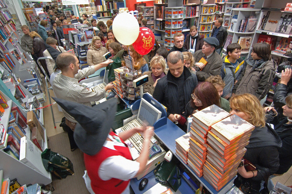 В продаже появилась седьмая книга о легендарном волшебнике Гарри Поттере