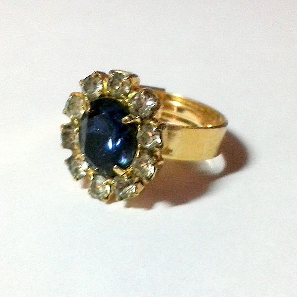 Replica_of_the_engagement_ring_of_Diana_Princess_of_Wales_02.jpg