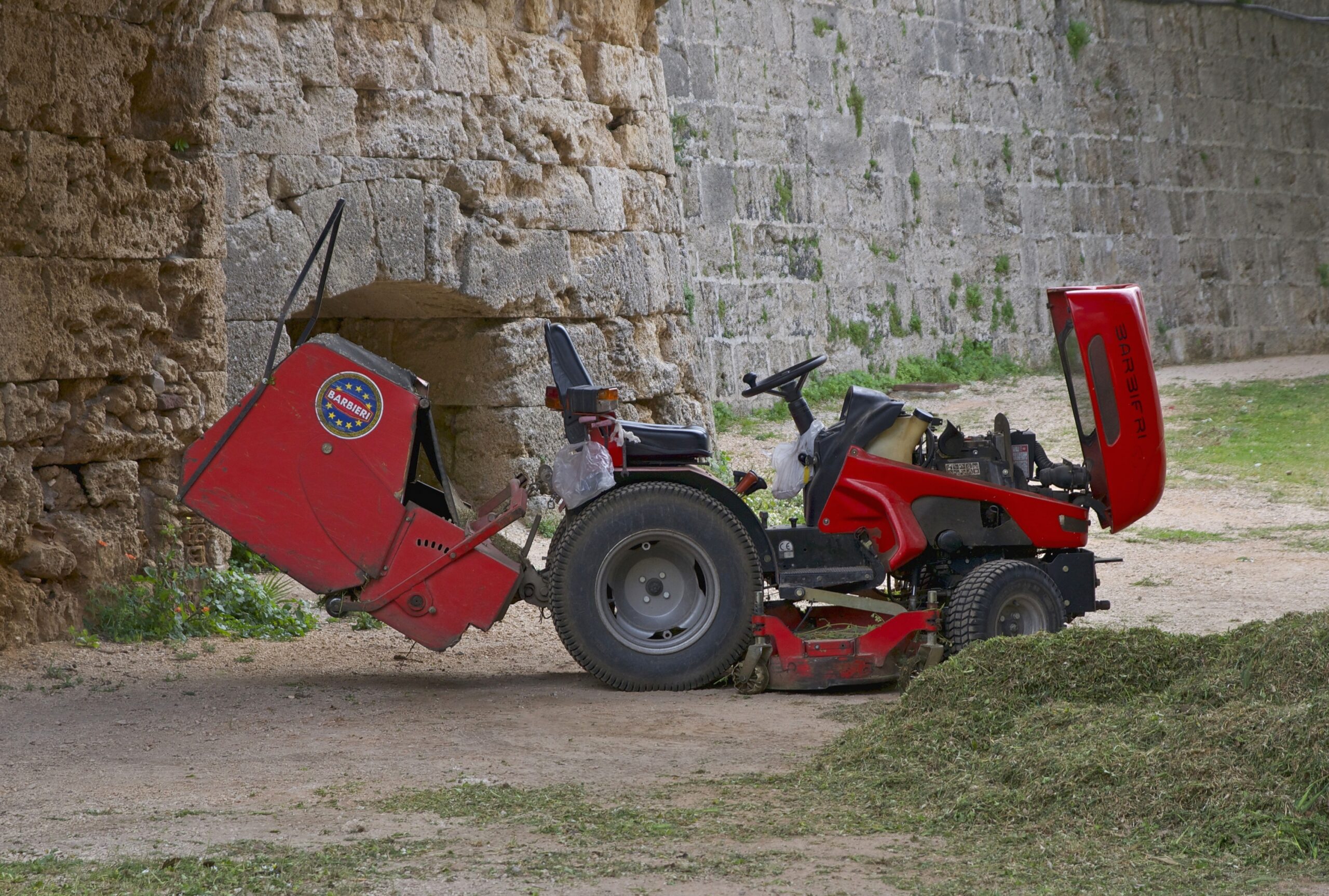 Ride-on_lawn_mower_Rhodes.jpg