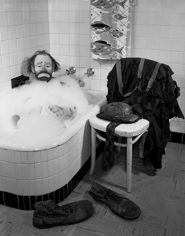 Ringling_Circus_clown_Emmett_Kelly_in_a_bubble_bath_Sarasota_Florida.jpg