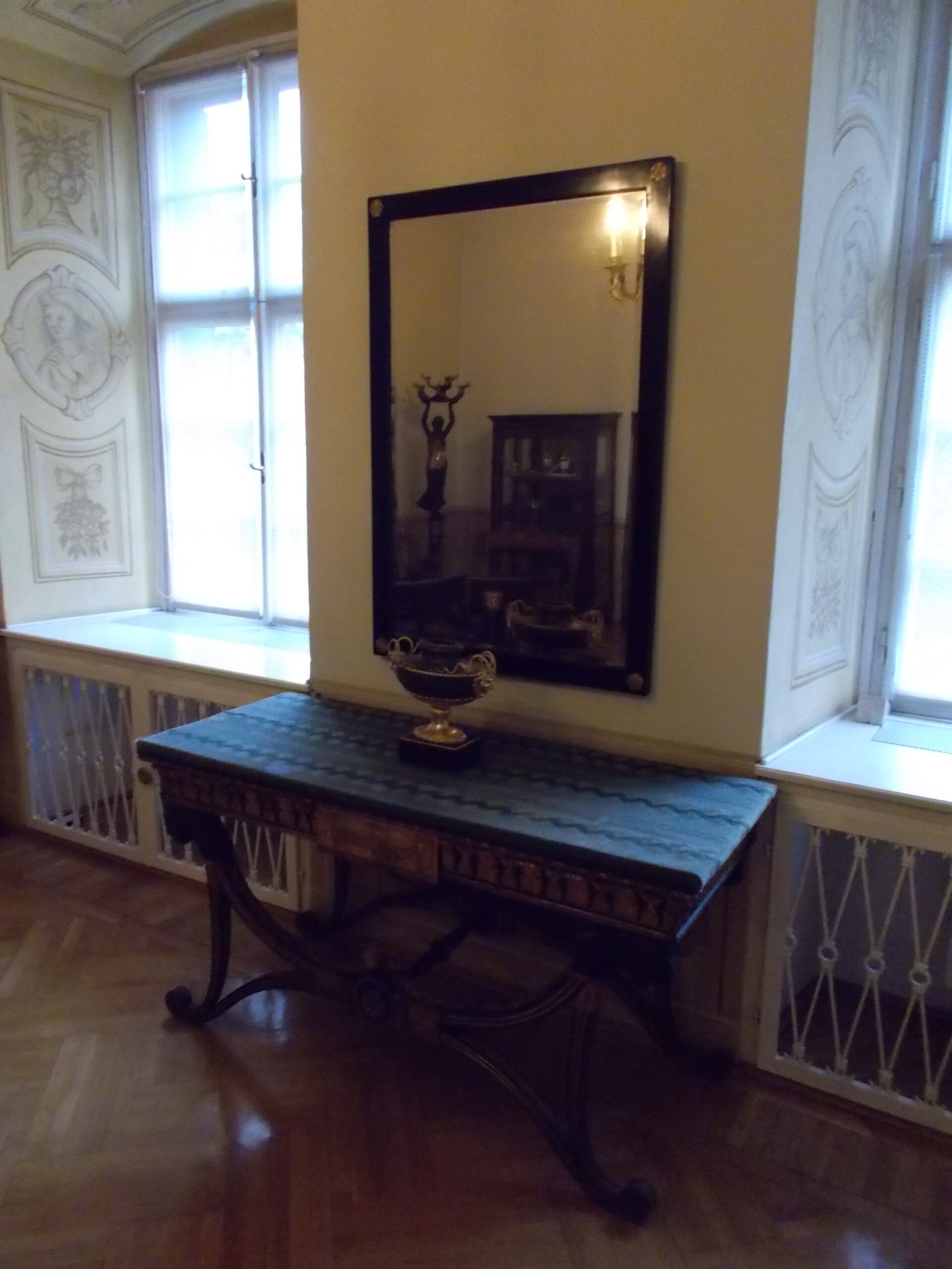 Rudnya_nszky_mansion._R_24._Wall_mirror_and_console_table_cca_1810._-_Budapest.jpg