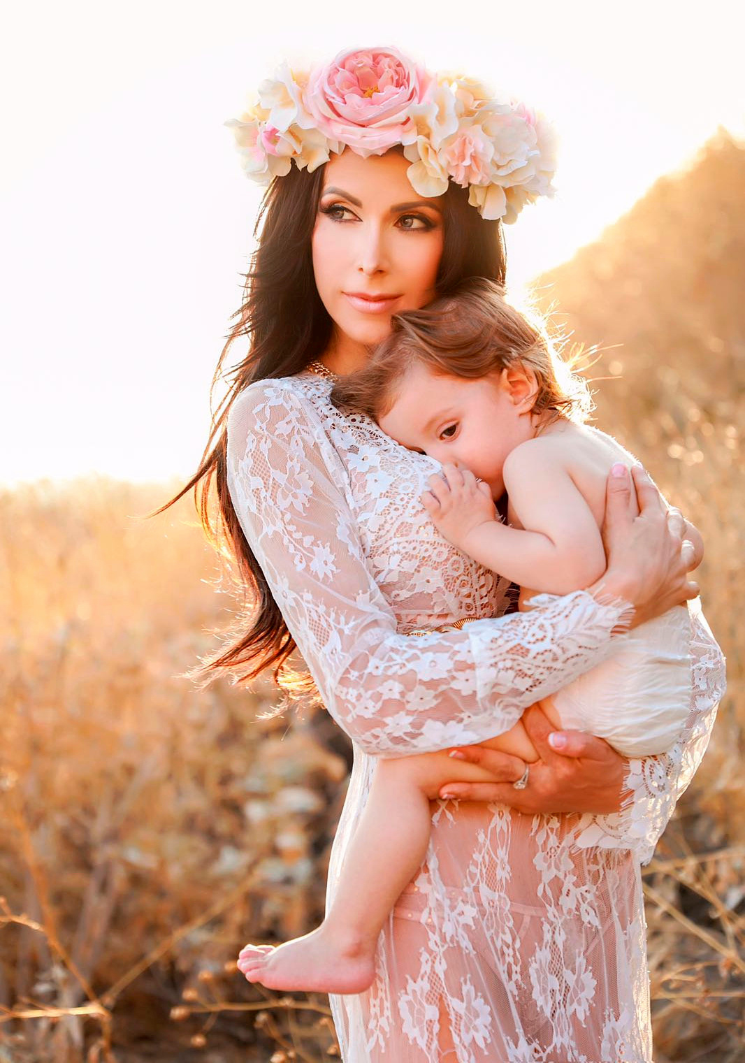 SWNS_HOTTEST_MUM_04.jpg