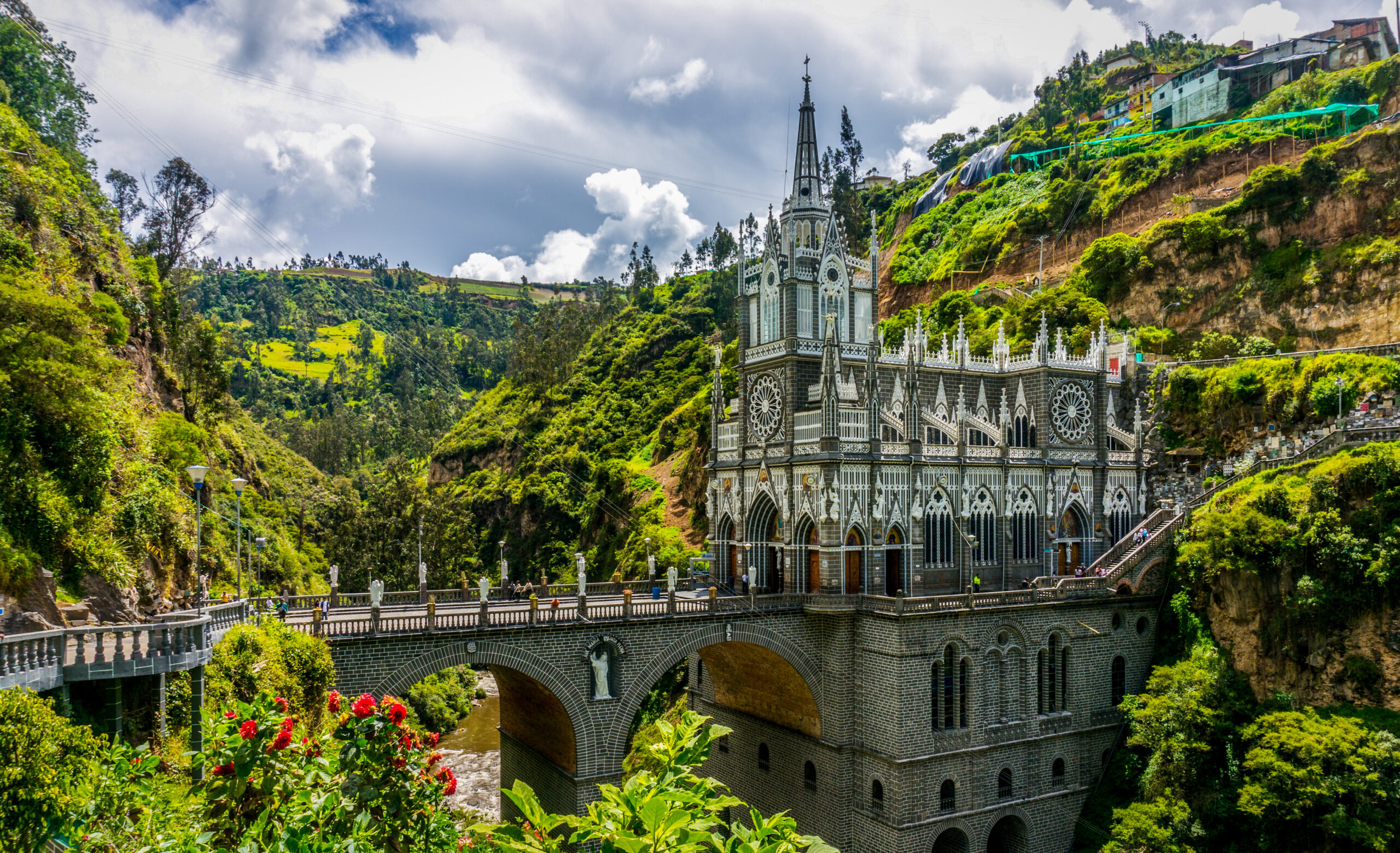 Santuario_Nacional_de_Las_Lajas_02.jpg