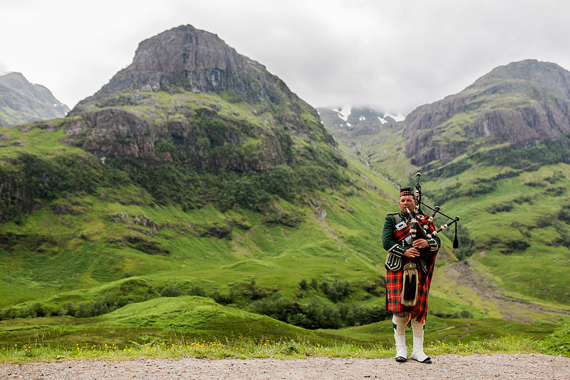 Scottish_Bagpiper_at_Glen_Coe_Scotland_-_Diliff.jpg