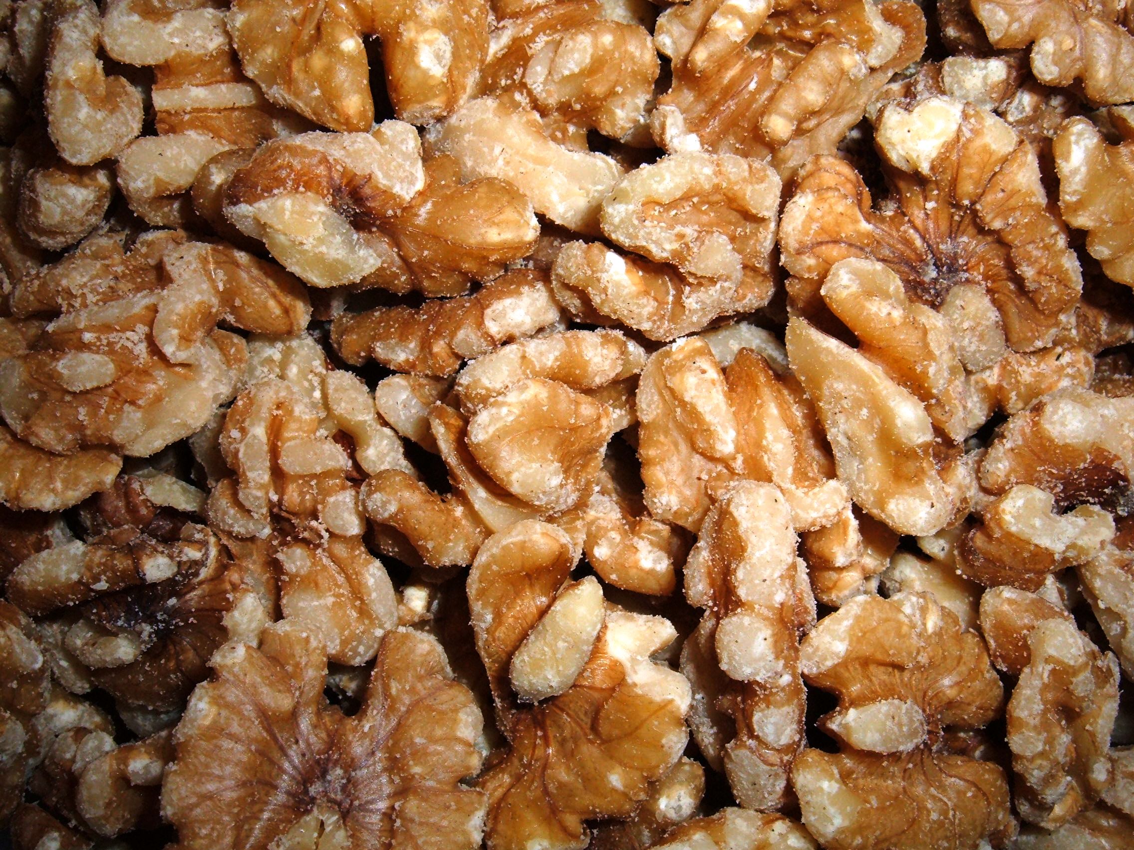 Shelled_walnuts.jpg
