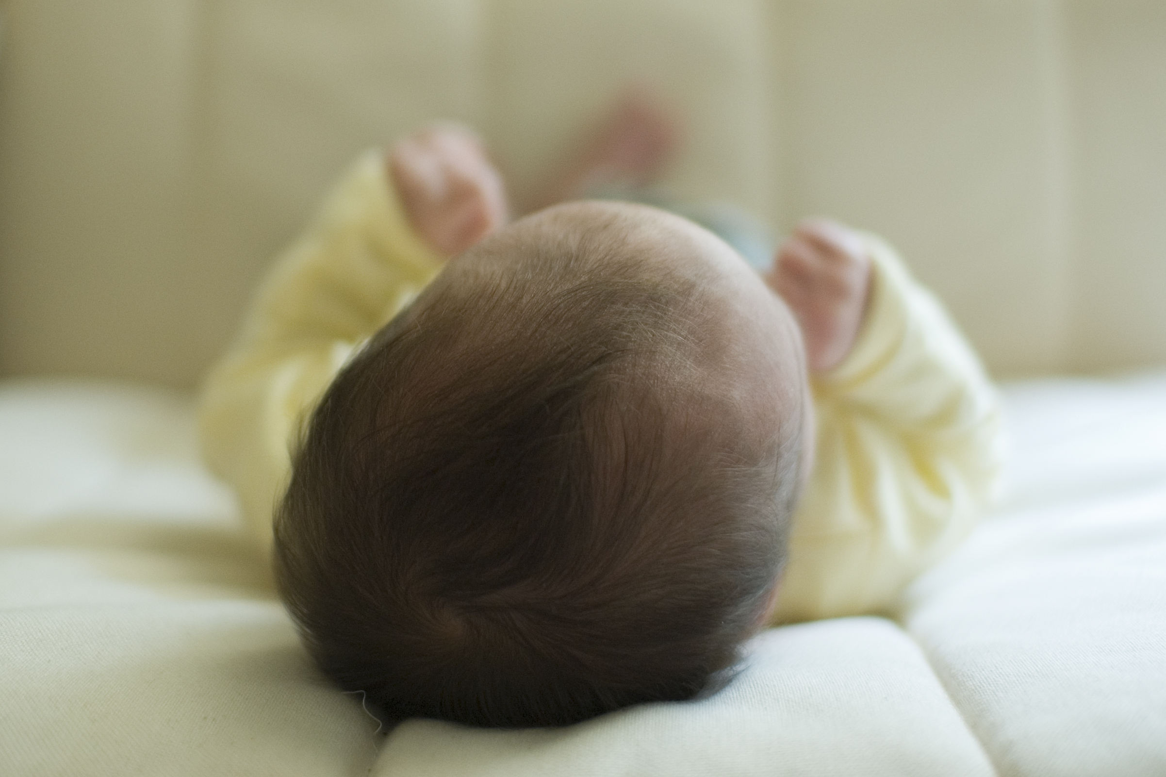 Sleeping_baby_in_crib.jpg