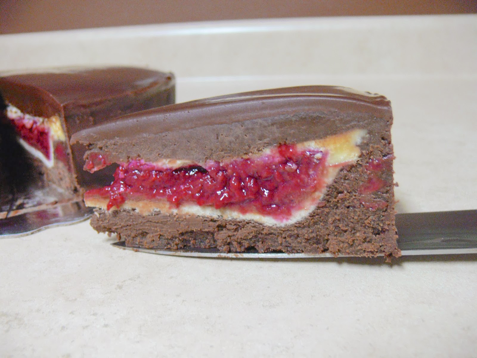 Slice-of-Raspberry-and-Flourless-Chocolate-Cake-PIECAKEN.jpg