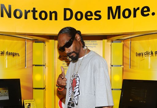 Snoop-Dogg-http-www.gettyimages.comdetailnews-photosnoop-dogg-attends-norton-black-market-truck-tour-at-bryant-news-photo103.jpg