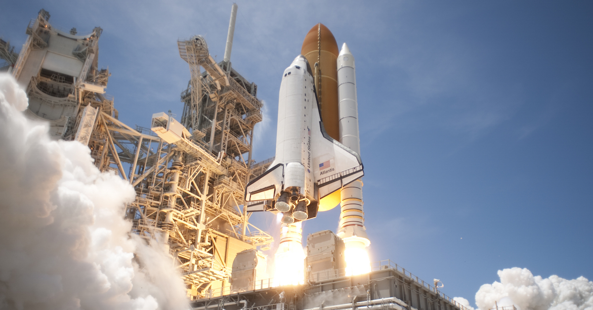 Space_Shuttle_Atlantis_launches_from_KSC_on_STS-132_side_view