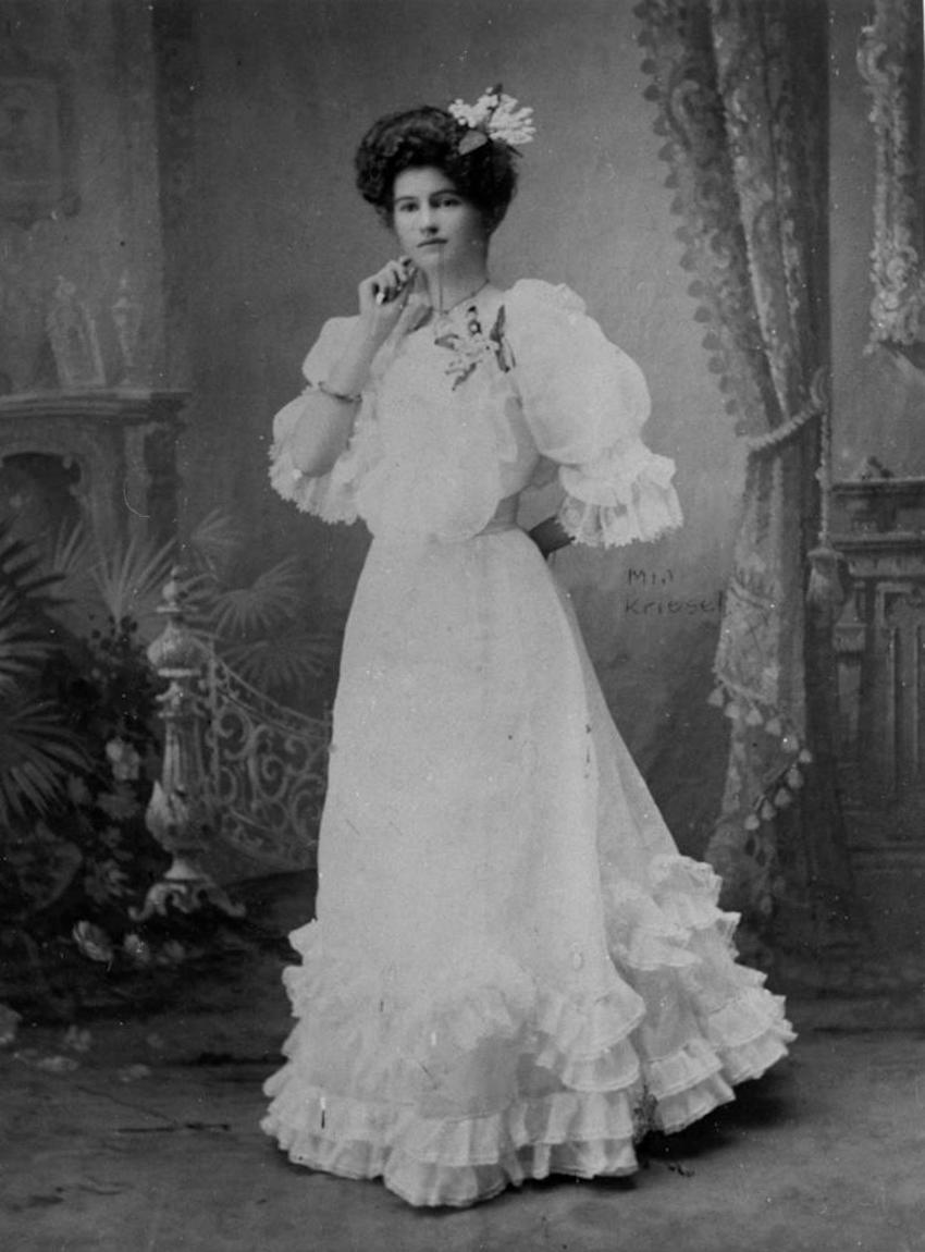 StateLibQld_1_78179_Minnie_Kriesel_of_Prairie_in_her_wedding_dress_1900-1910.jpg