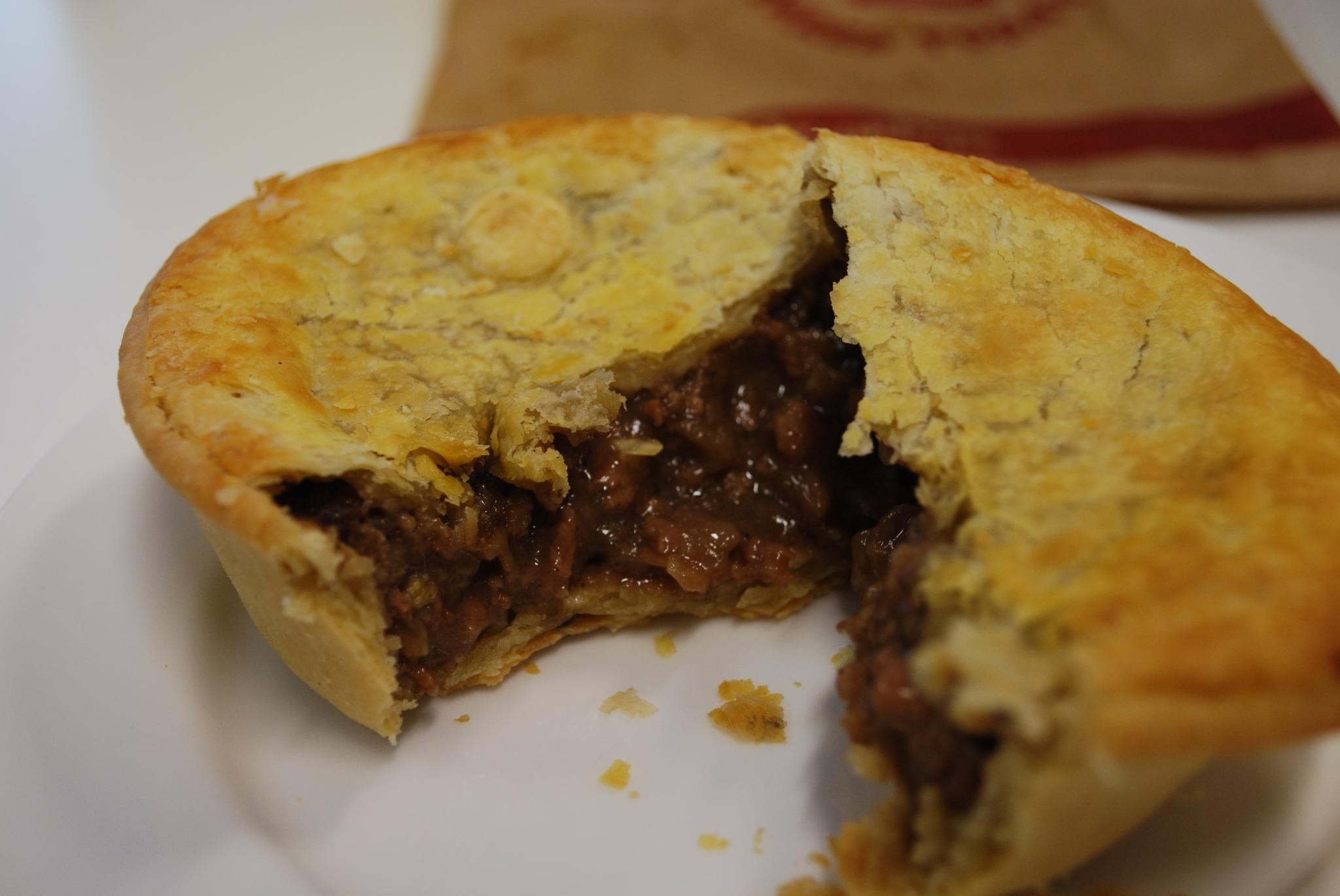 Steak_and_onion_pie.jpg
