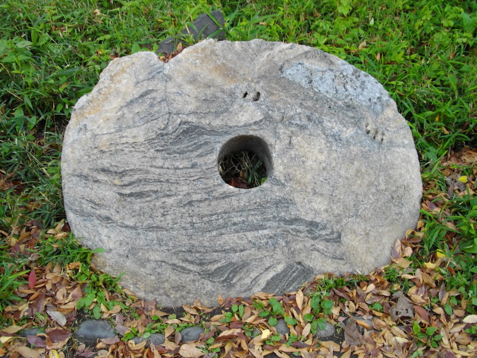 Stone_money_at_Hibiya_Park_in_Tokyo.jpg