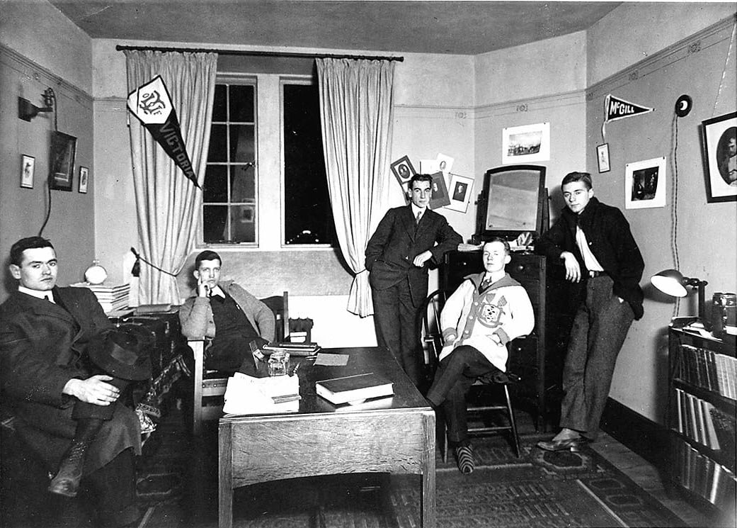 Students_at_Victoria_College_1910.jpg