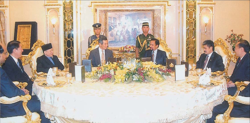 Sultan_of_Brunei_with_Lee_Hsien_Leong.jpg