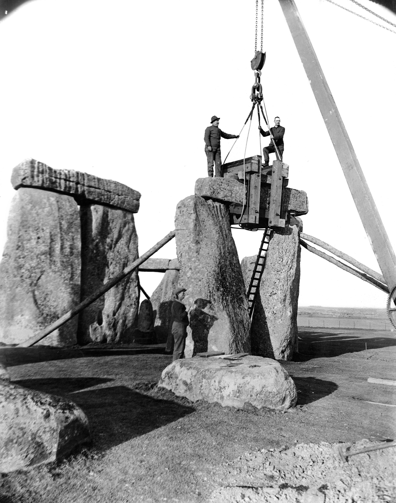 TPTM_12_Stone_Henge_1920_BW.jpg