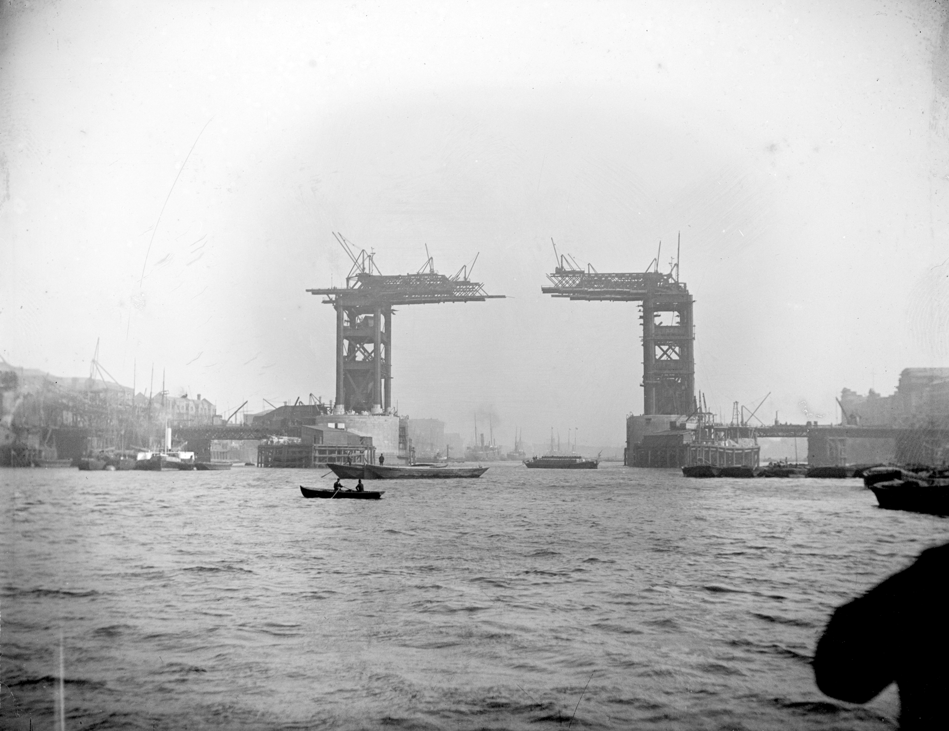 TPTM_14_Tower_Bridge_1889_BW.jpg