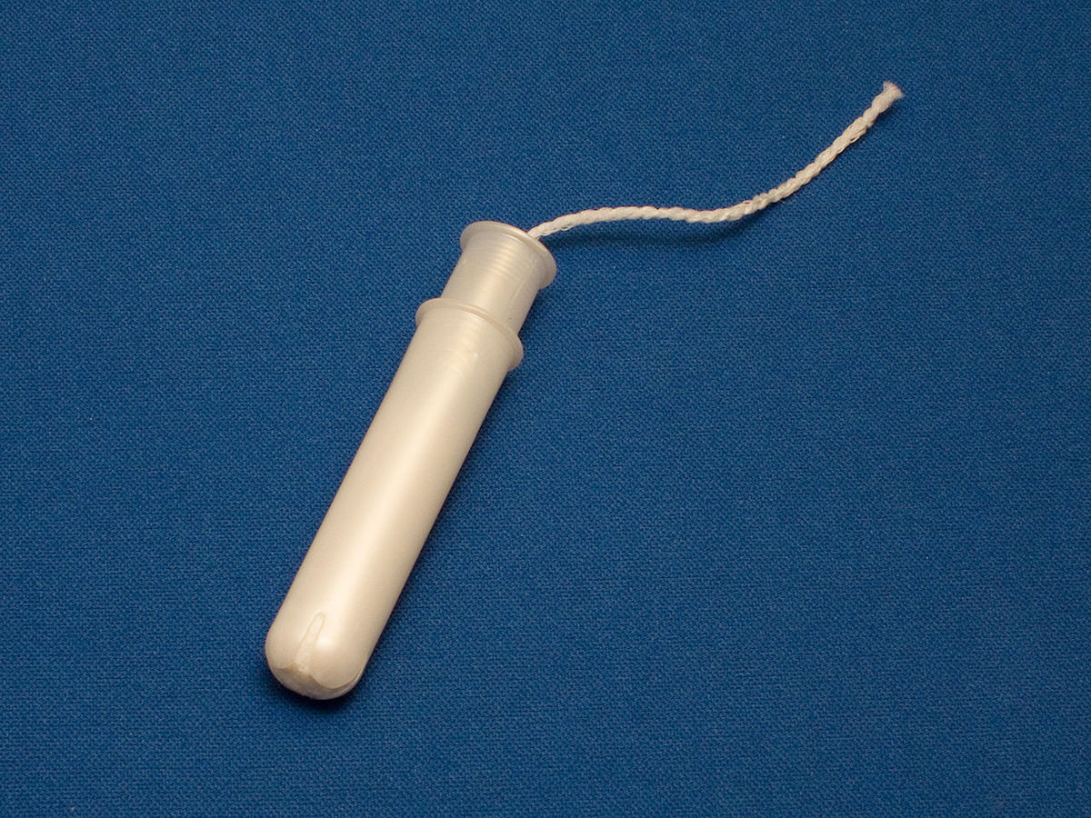 Tampon_with_plastic_applicator-1.jpg