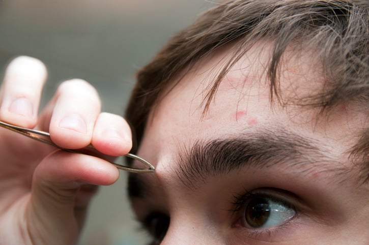 Male plucking unibrow