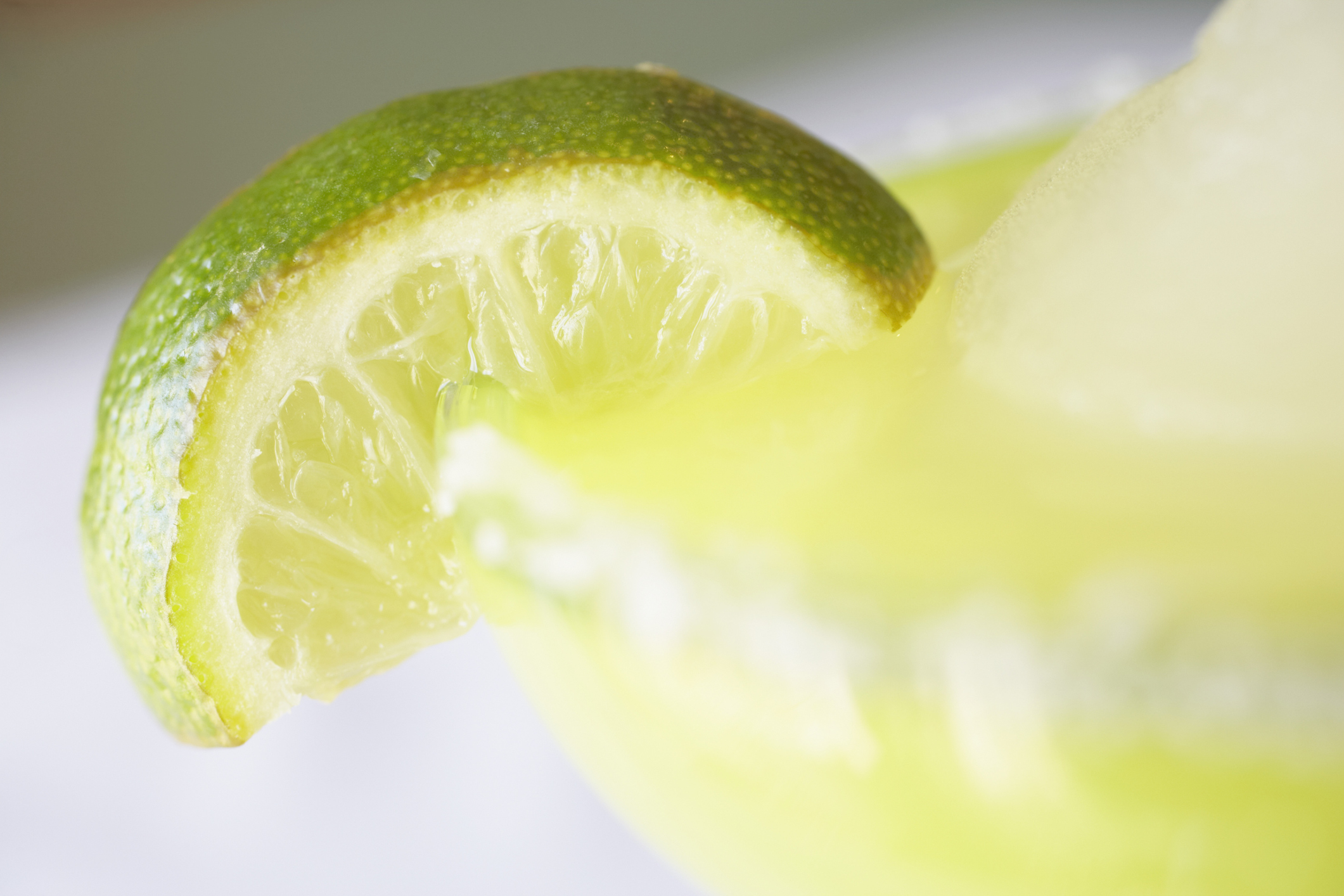 Margarita garnished with lime, close-up (focus on lime)