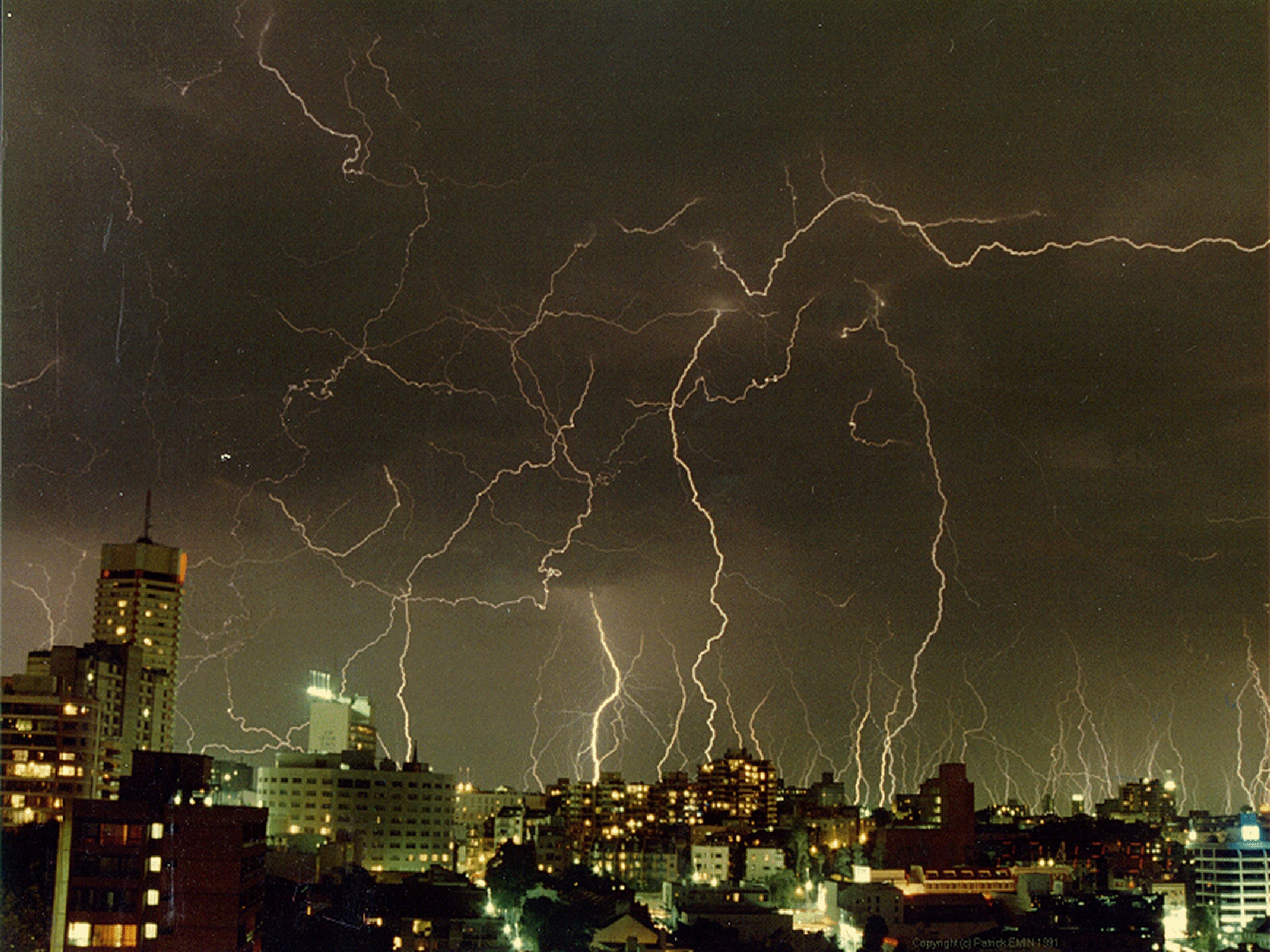 Thunderstorm_in_sydney_2000x1500.jpg