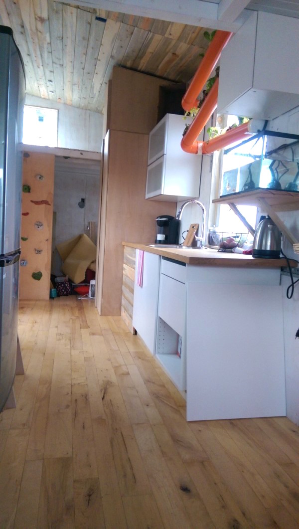 Tiny-Giant-House-0013-600x10611-1.jpg