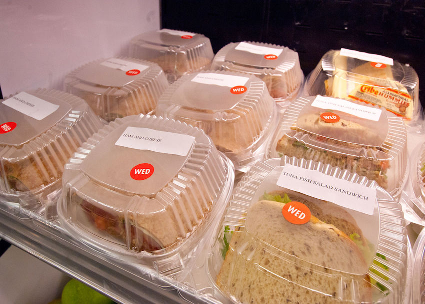 Tuna_fish_salad_and_ham_and_cheese_sandwiches_-_National_School_Lunch_Program.jpg