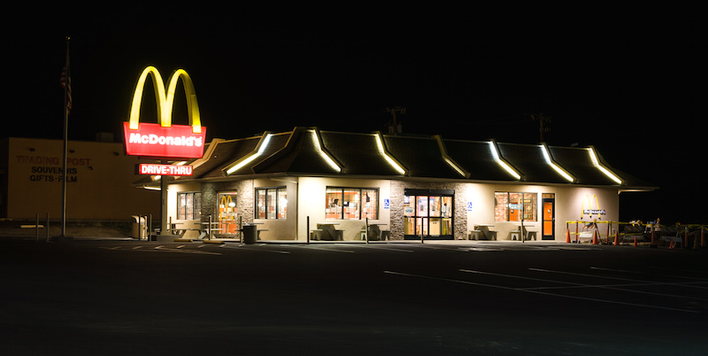 Tusayan_McDonalds_at_night.jpg