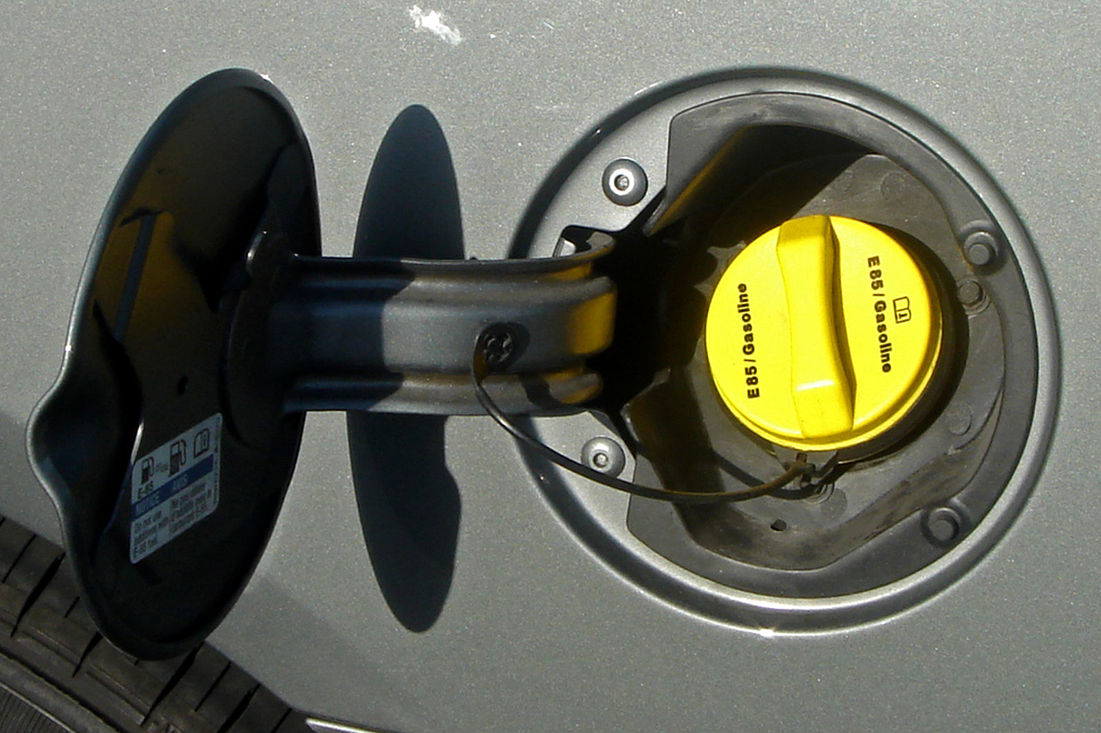 Typical_FlexFuel_filler_door_label_and_yellow_cap_12_MIA_12_2008.jpg