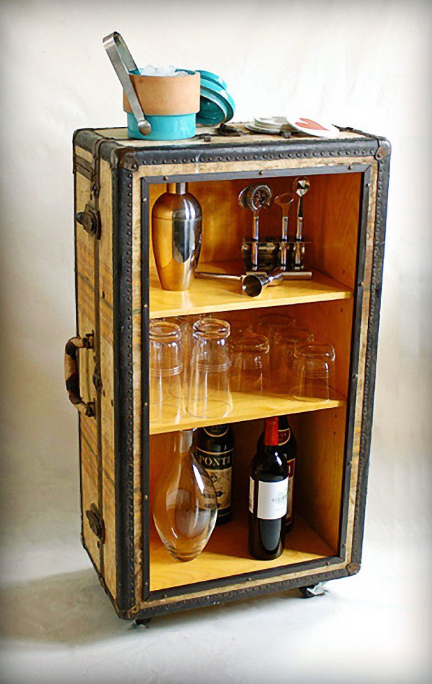 Upcycled-Vintage-Suitcase-DIY-Rolling-Bar-620x981-1.jpg