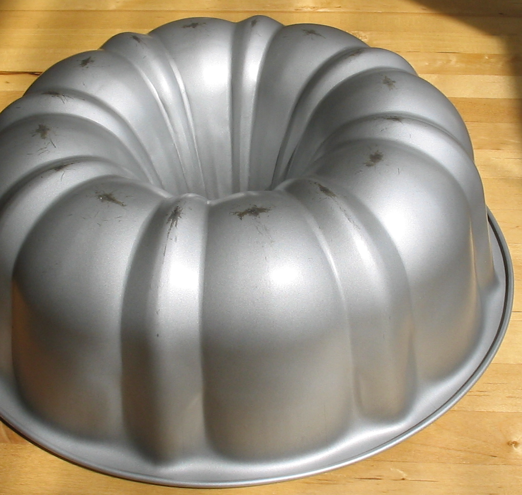 Upside_down_Bundt_pan.jpg