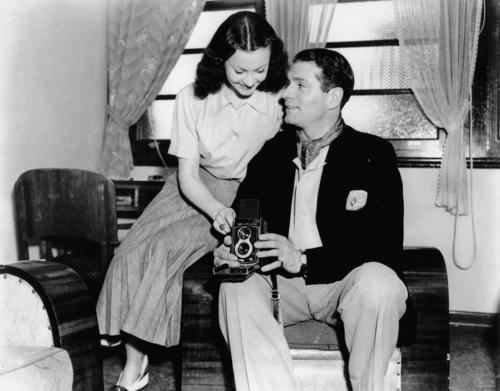 Vivien_Leigh_and_Laurence_Olivier_Broadbeach_Australia_1948.jpg