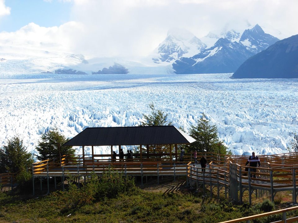 Walkways_close_to_Perito_Moreno_Glacier.jpg