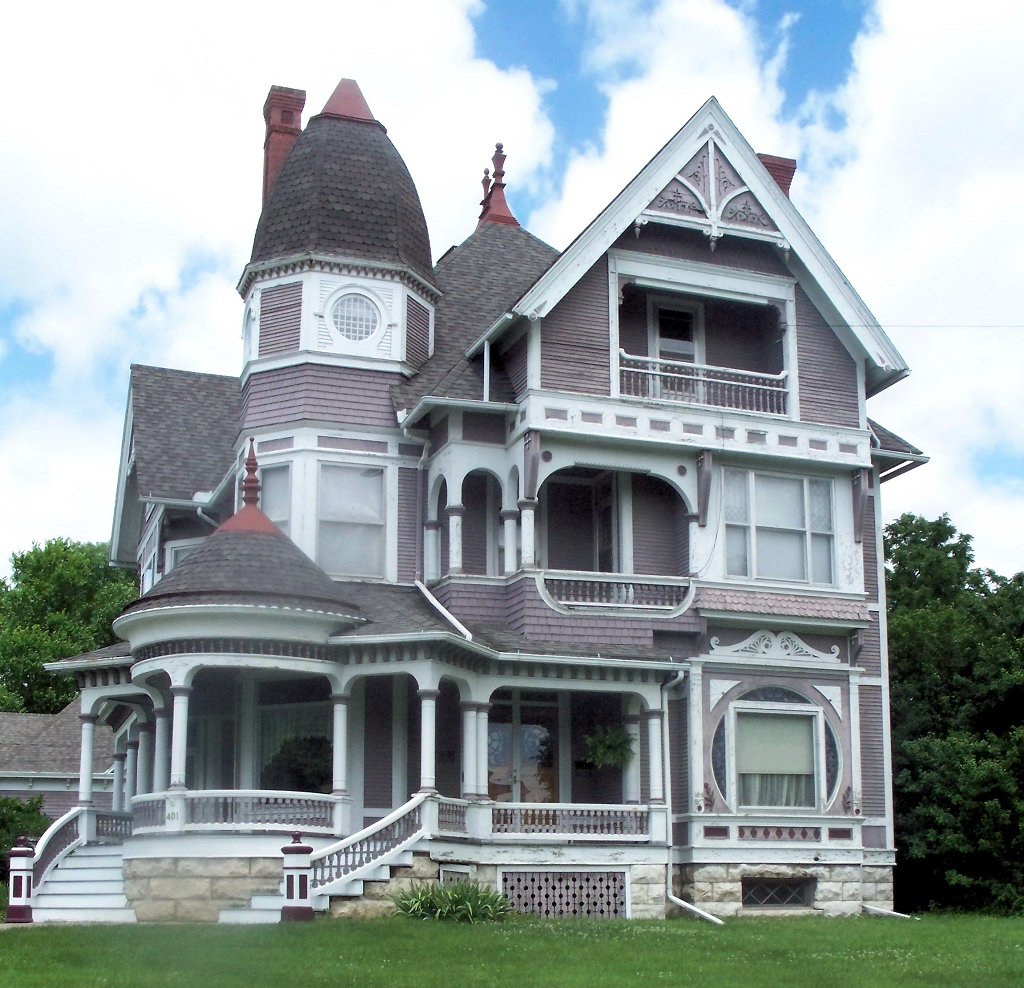 Wooden_Queen_Anne_house_in_Fairfield_Iowa.jpg