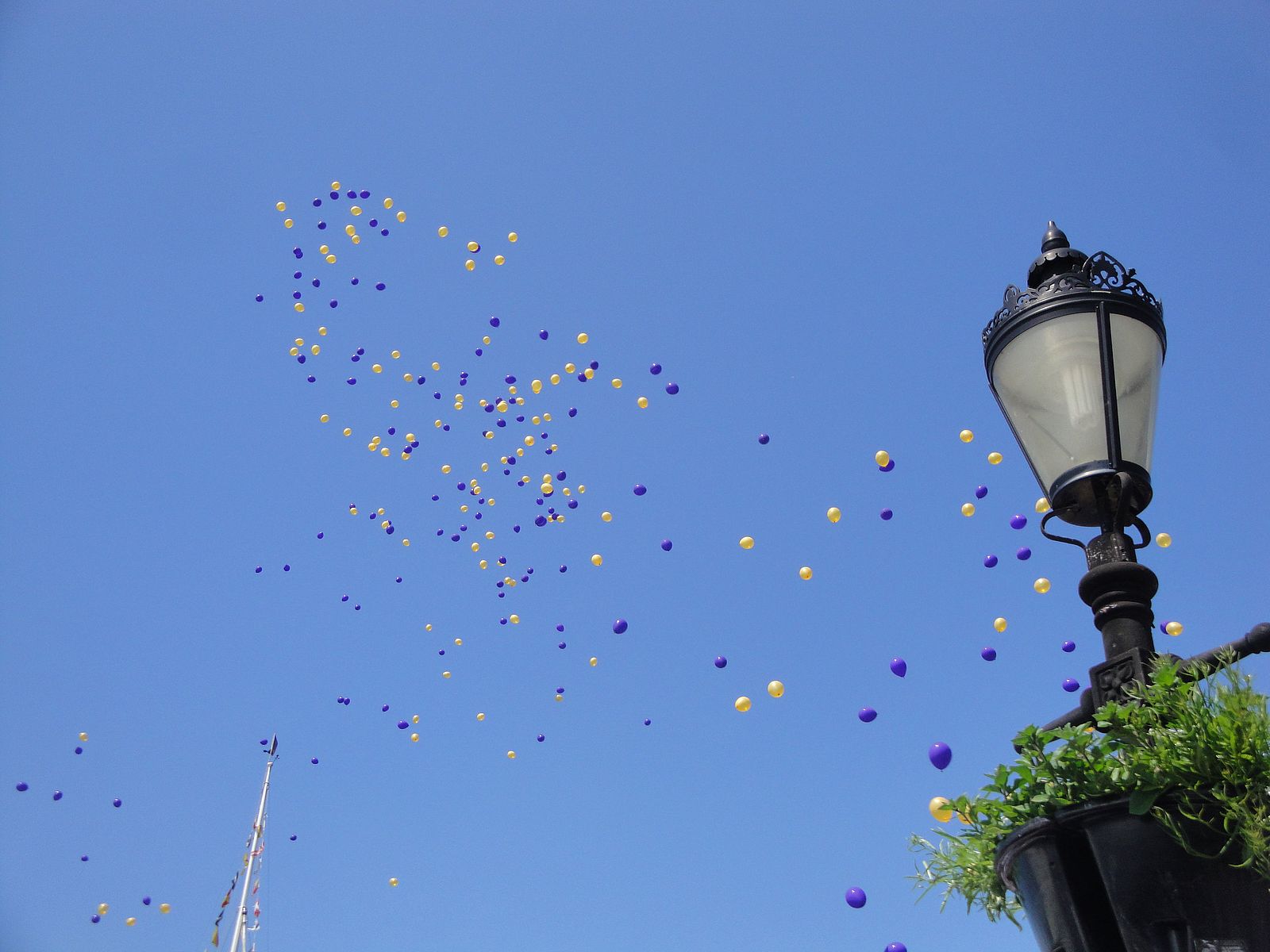 Yarmouth_Old_Gaffers_Festival_2012_opening_ceremony_balloon_release_3.jpg