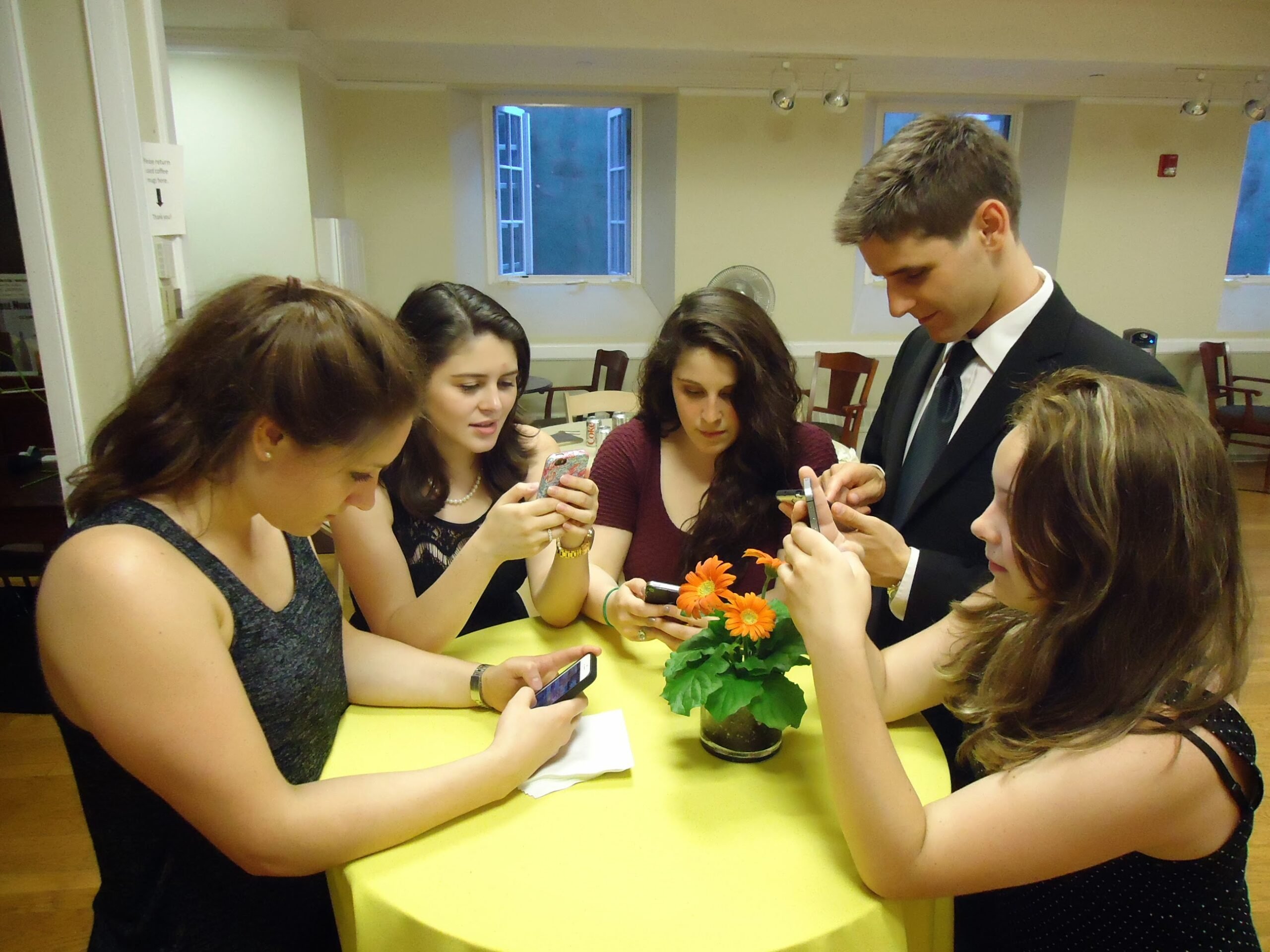 Young_people_texting_on_smartphones_using_thumbs.jpg Young_people_texting_on_smartphones_using_thumbs.jpg