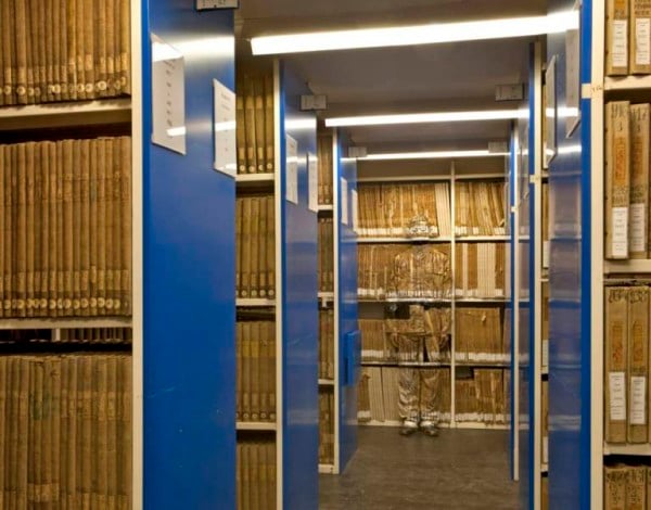 Liu Bolin - Hiding in Paris No.6 - Archives.jpg