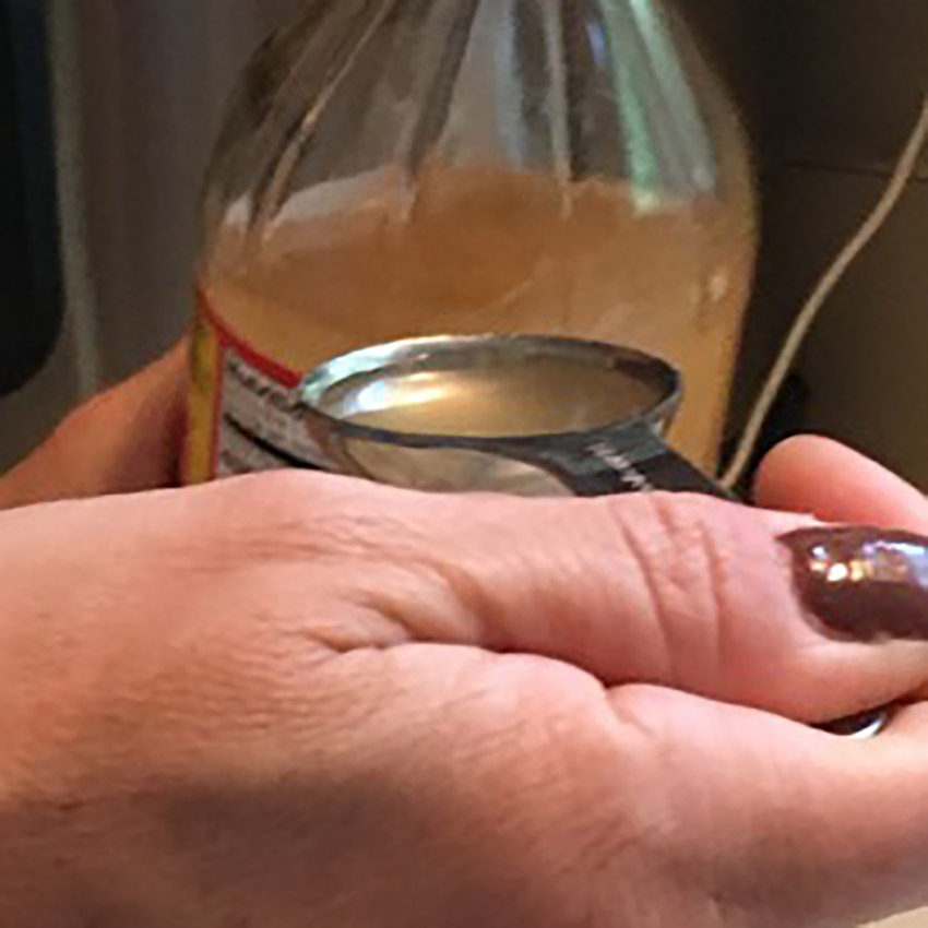 apple-cider-vinegar-drinking.jpg