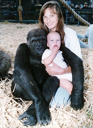 HOWLETTS ZOO PARK, NEAR CANTERBURY IN KENT, TANSY ASPINALL, 9 MO