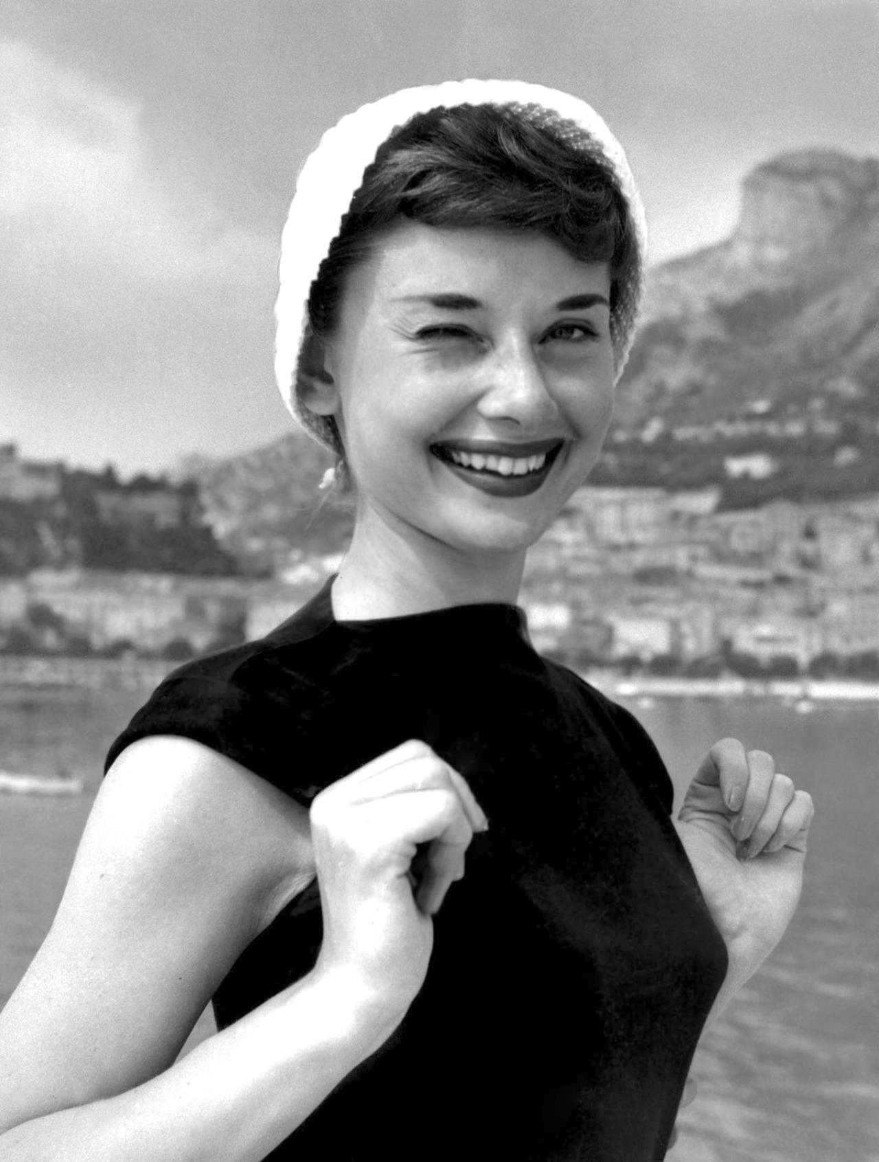 audrey-hepburn-audrey-hepburn-6395876-1280-1691.jpg