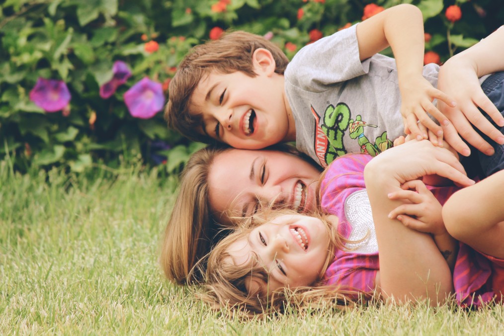 aunt-and-kids-laughing_t20_YVLm44.jpg
