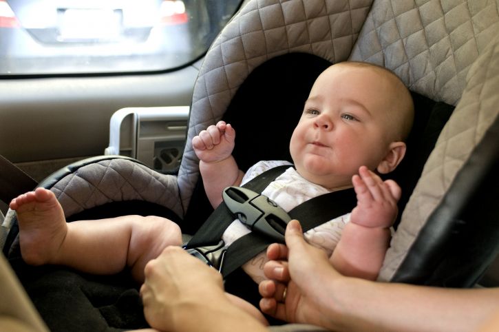 baby-in-a-back-seat-located-child-safety-seat-725x482-1.jpg