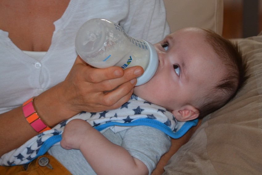 baby_young_people_plush_boy_child_milk_bottle-1091576.jpg